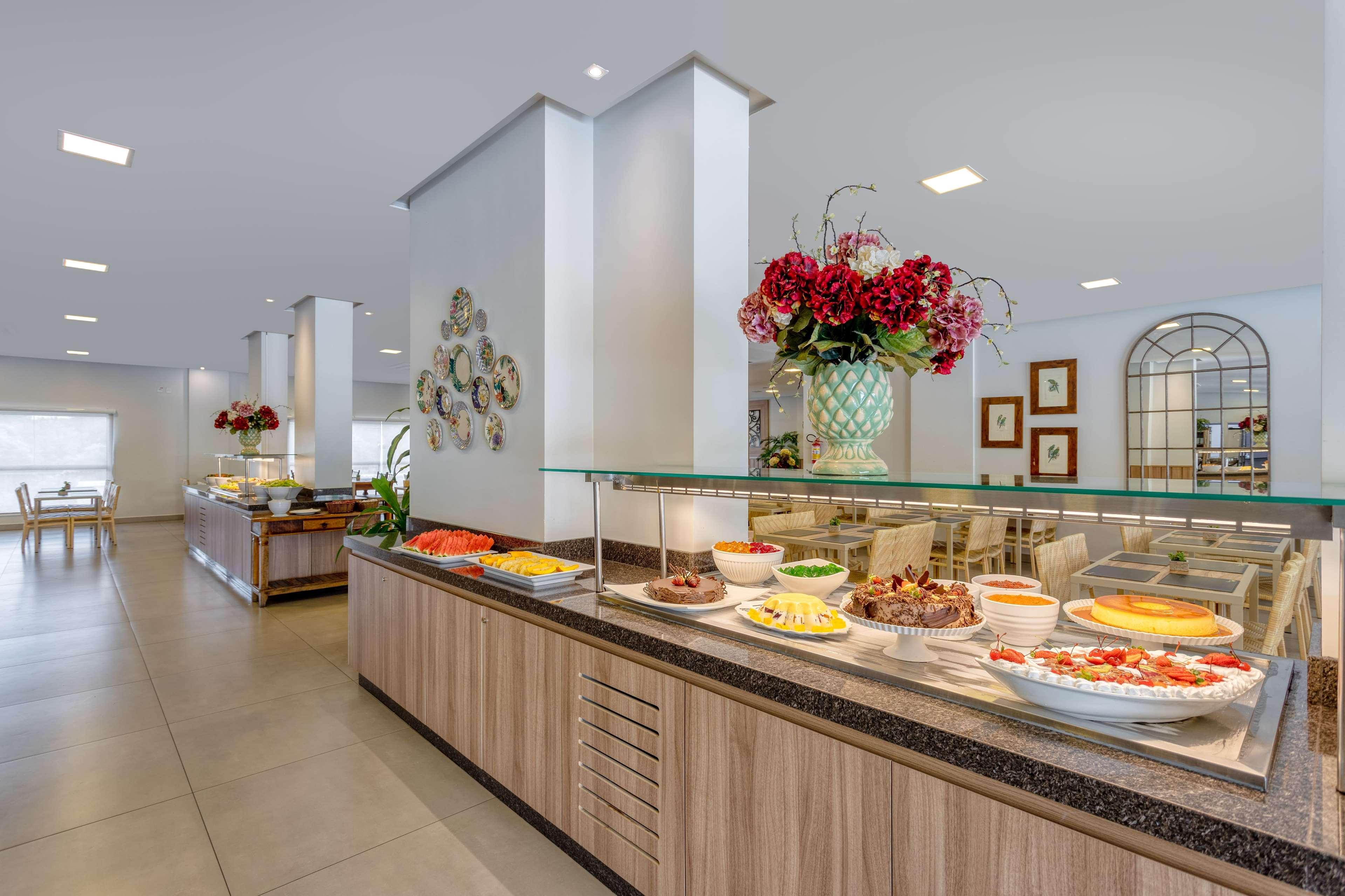 Wyndham Olimpia Royal Hotels Bagian luar foto Buffet at a hotel