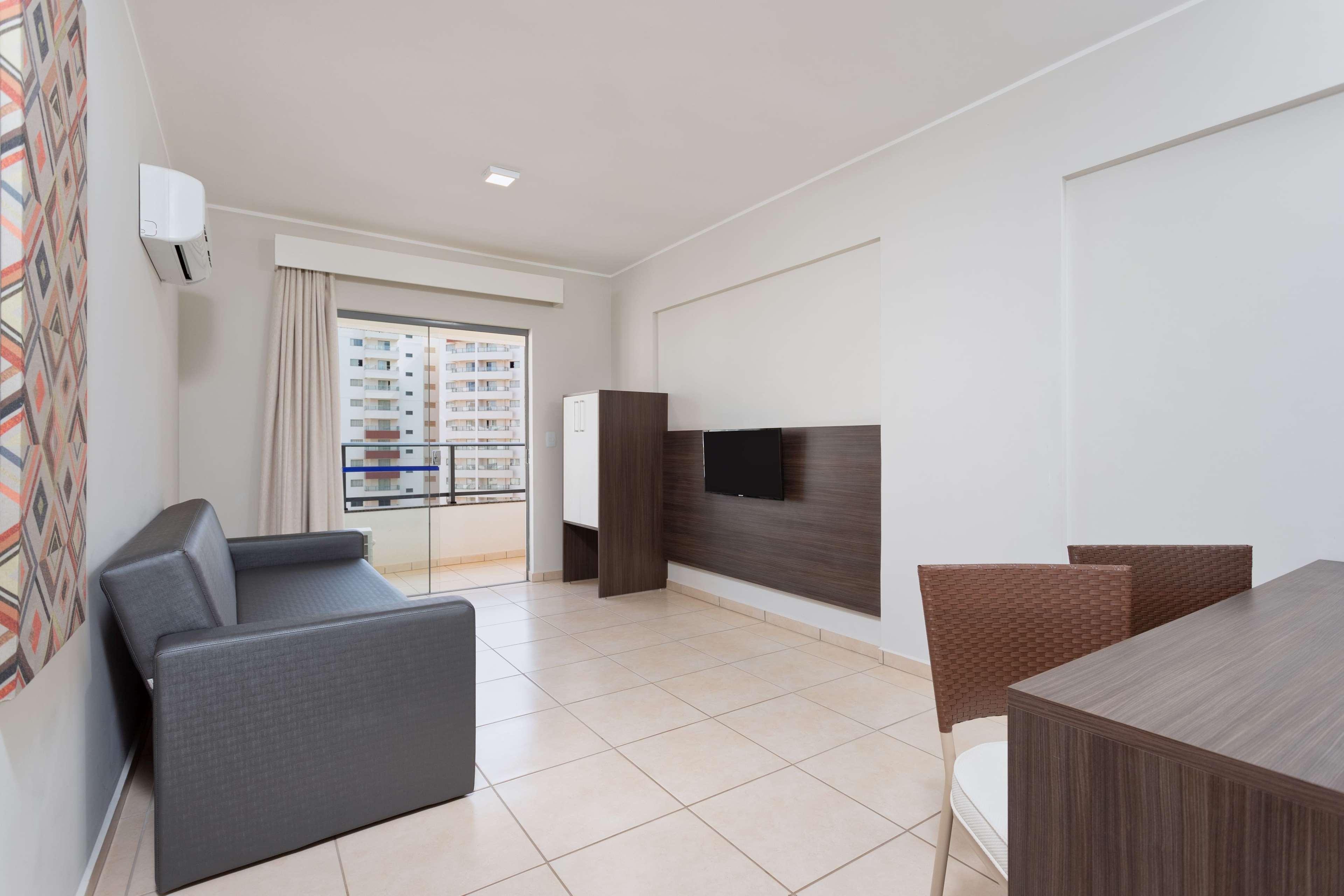 Wyndham Olimpia Royal Hotels Bagian luar foto A typical hotel room