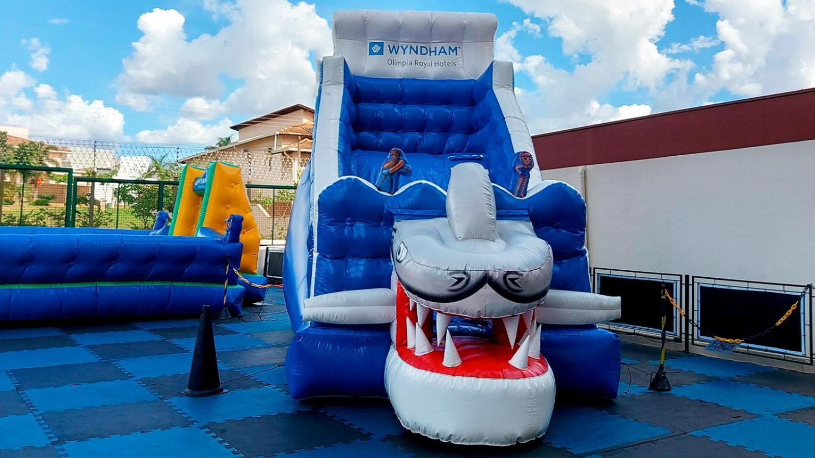 Wyndham Olimpia Royal Hotels Bagian luar foto Inflatable slide