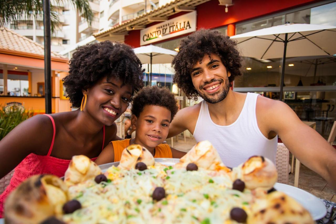 Wyndham Olimpia Royal Hotels Bagian luar foto A family from Cape Verde