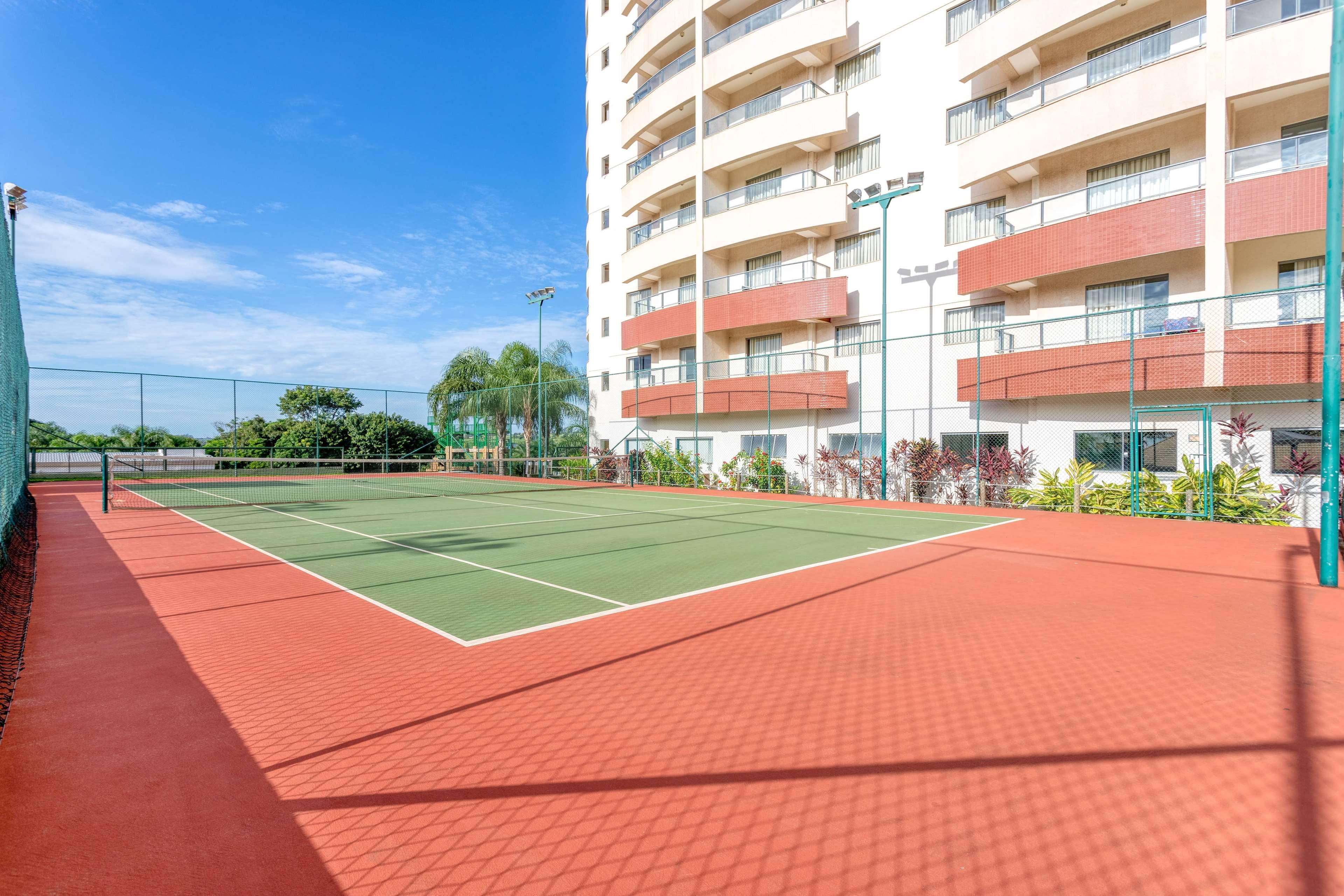 Wyndham Olimpia Royal Hotels Bagian luar foto Tennis Courts