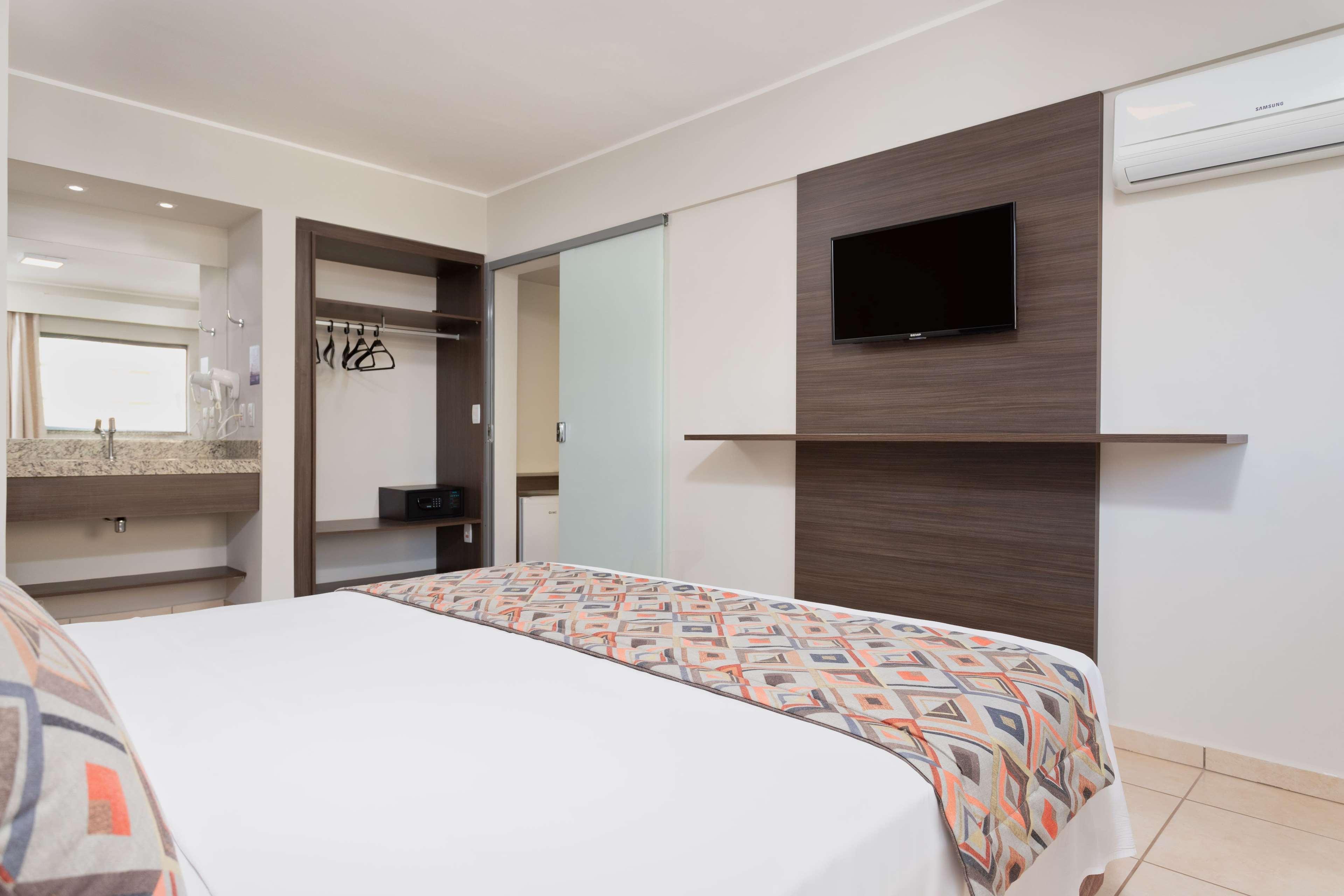 Wyndham Olimpia Royal Hotels Bagian luar foto A room at the hotel