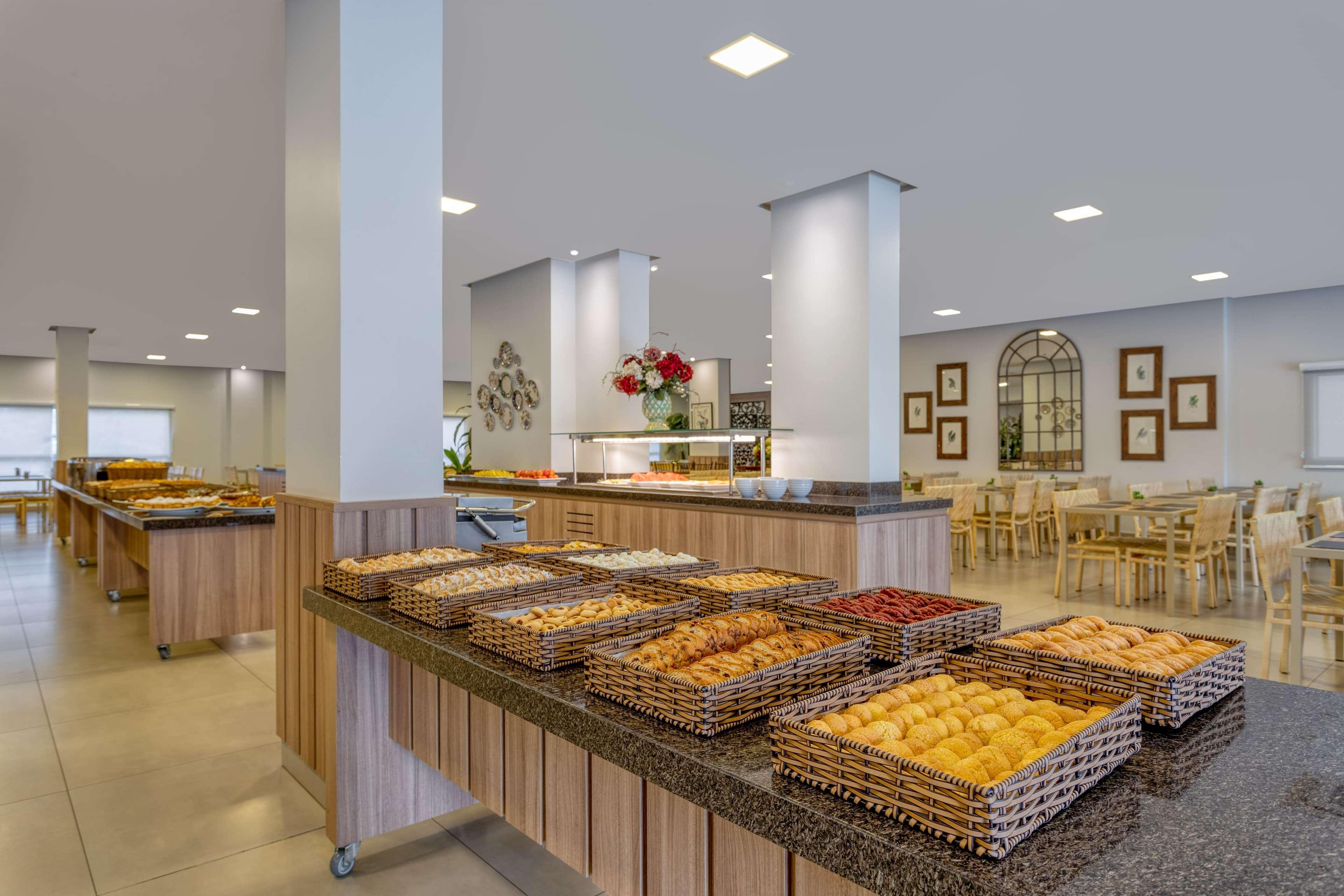 Wyndham Olimpia Royal Hotels Bagian luar foto A buffet at a hotel