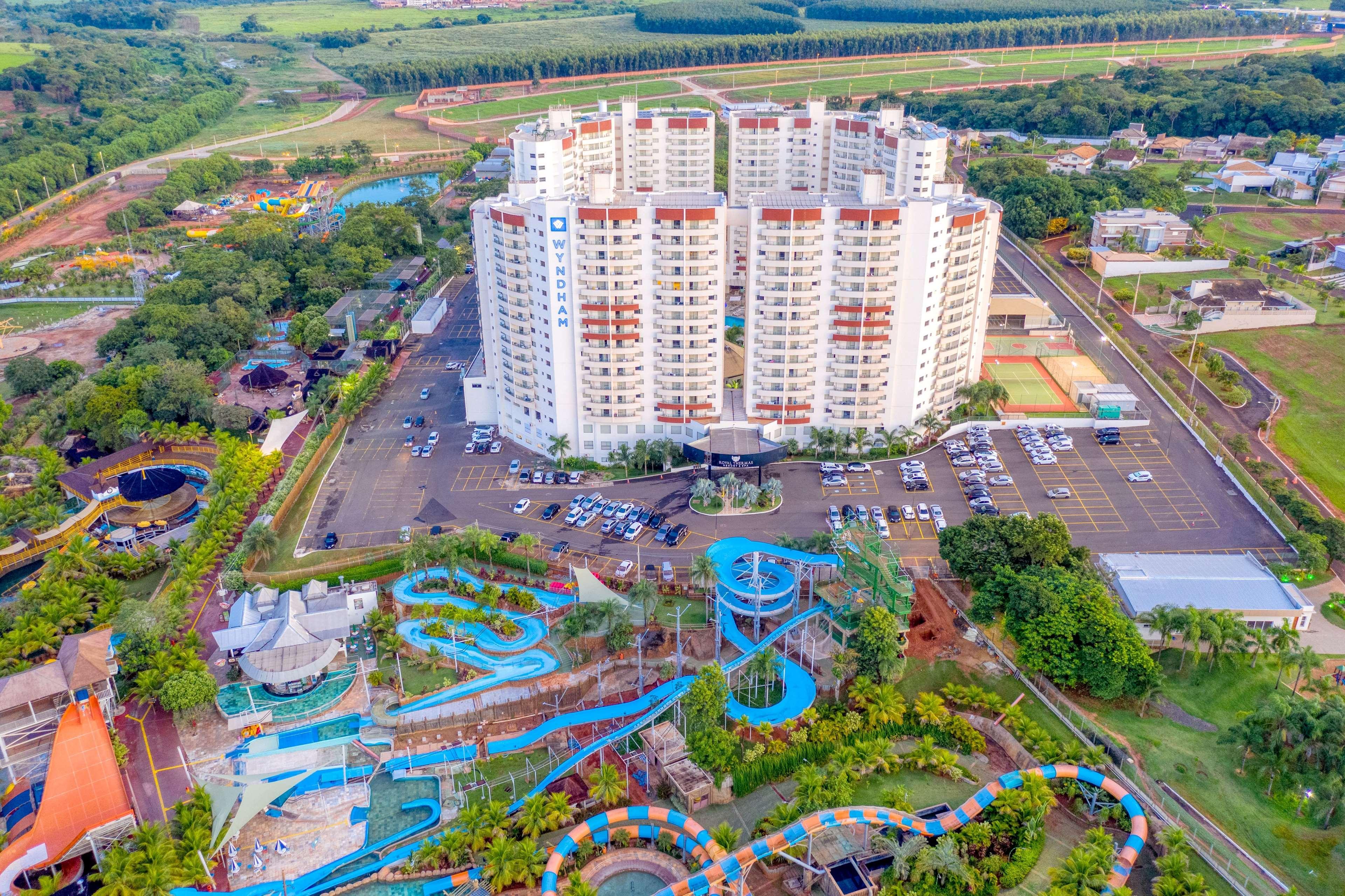 Wyndham Olimpia Royal Hotels Bagian luar foto Aerial view of the hotel and water park