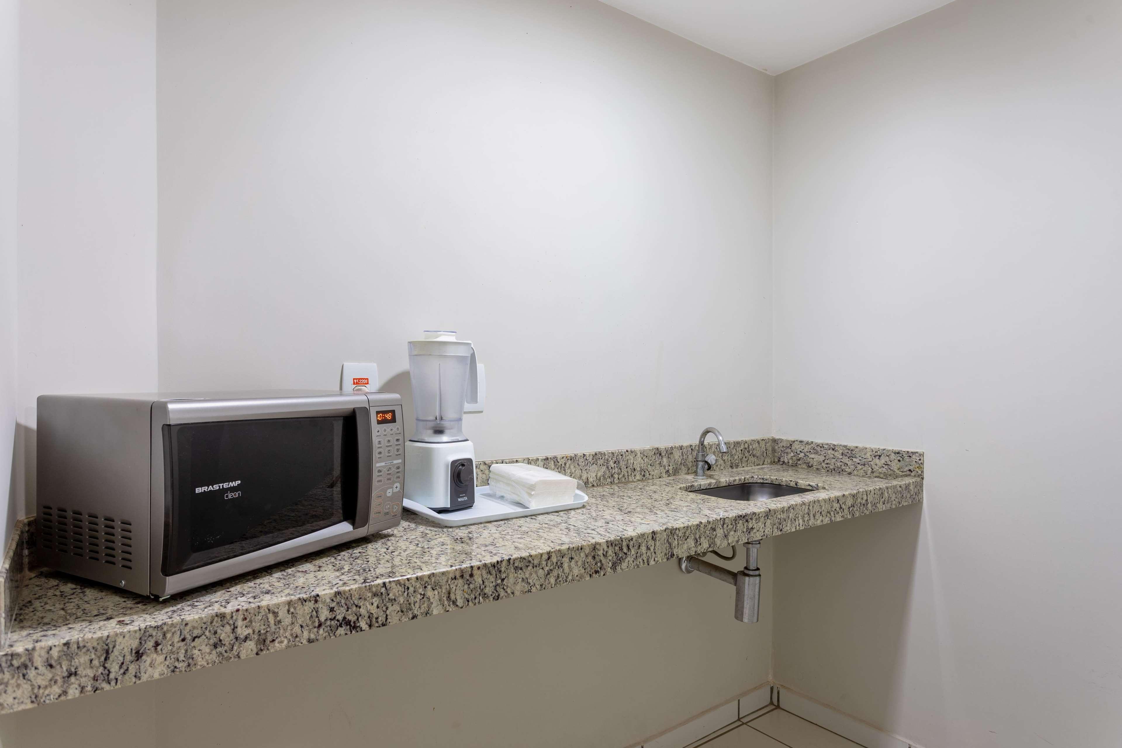 Wyndham Olimpia Royal Hotels Bagian luar foto A wet bar in a hotel room