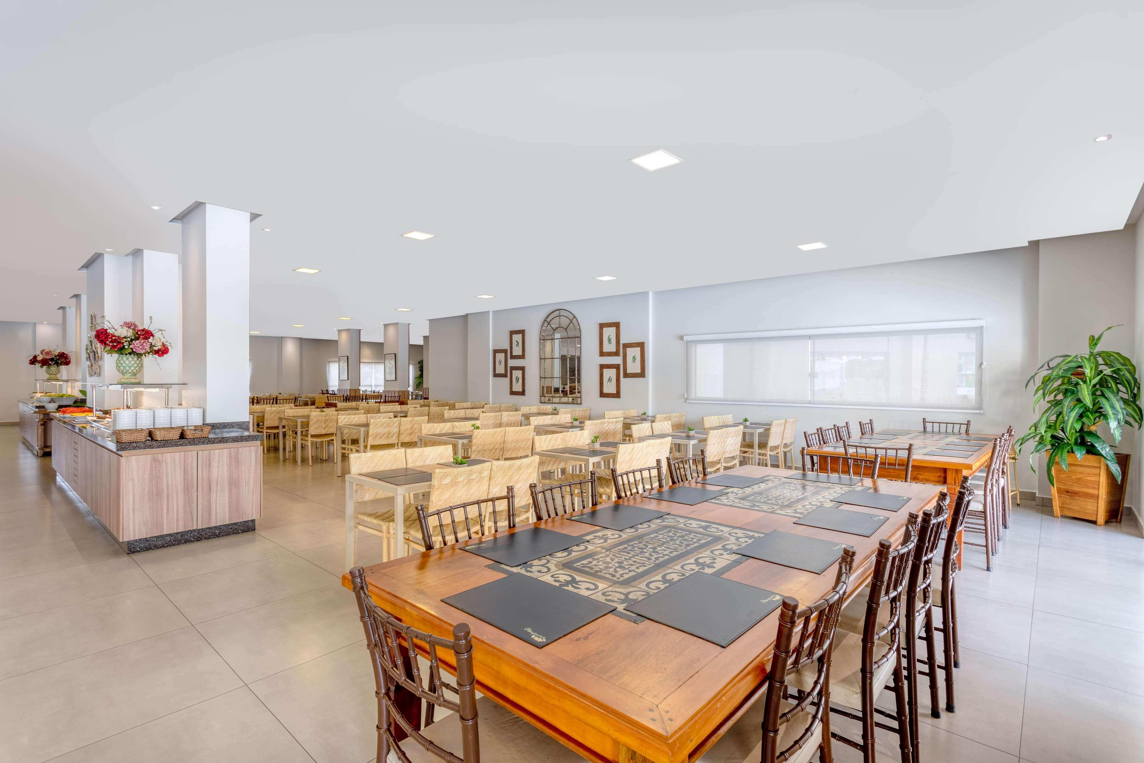 Wyndham Olimpia Royal Hotels Bagian luar foto The dining room