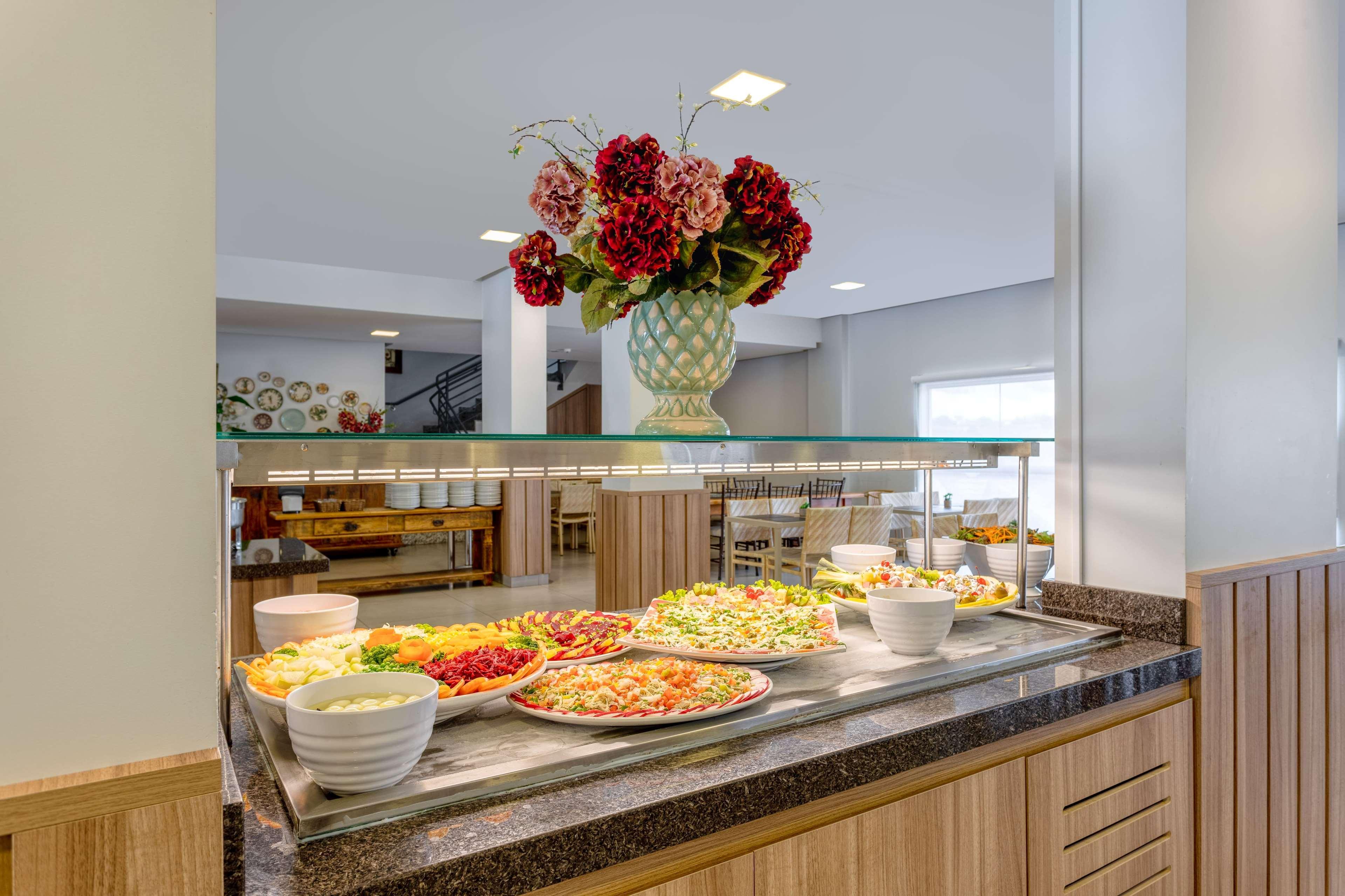 Wyndham Olimpia Royal Hotels Bagian luar foto The dining room at the International Center