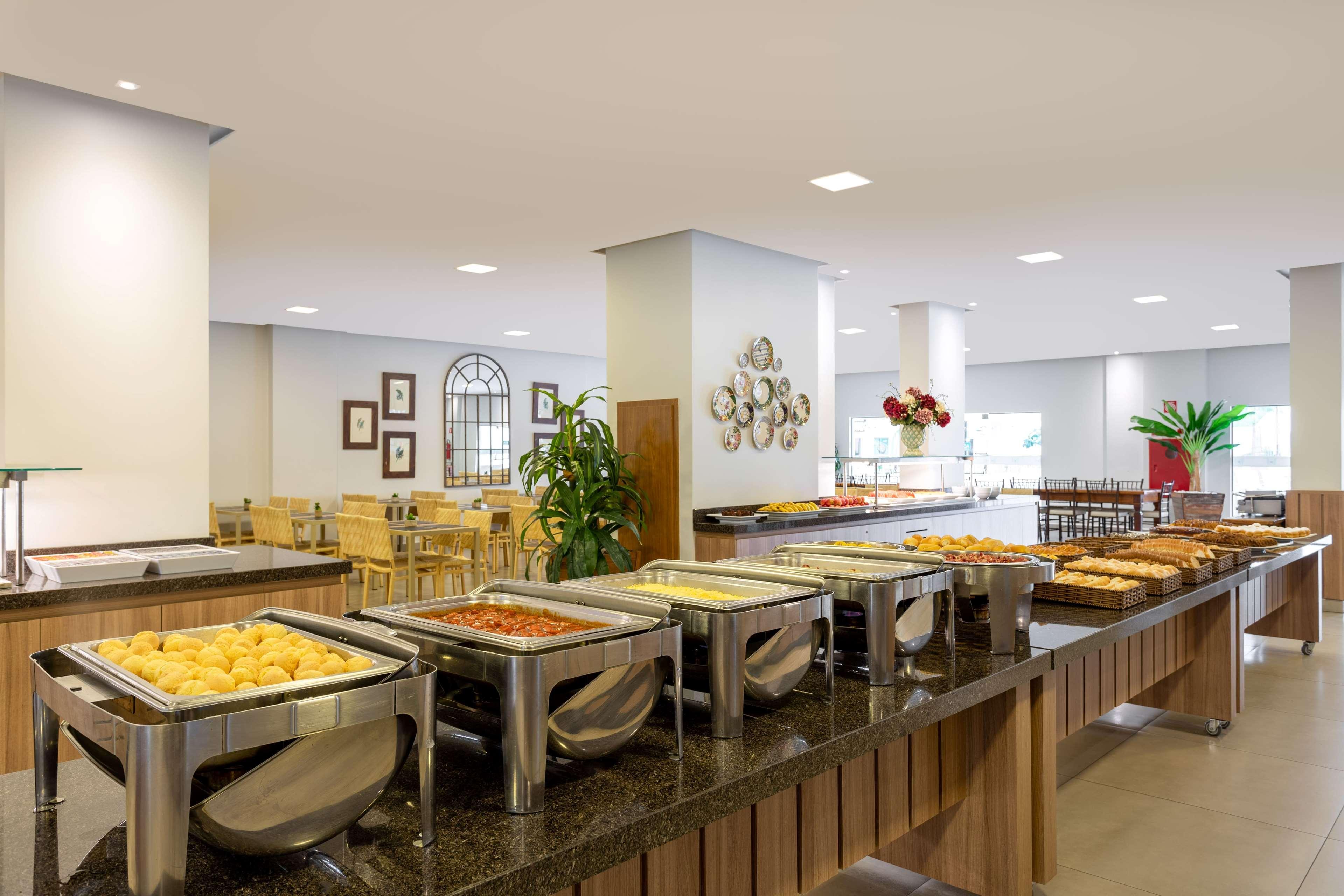 Wyndham Olimpia Royal Hotels Bagian luar foto Buffet at a hotel