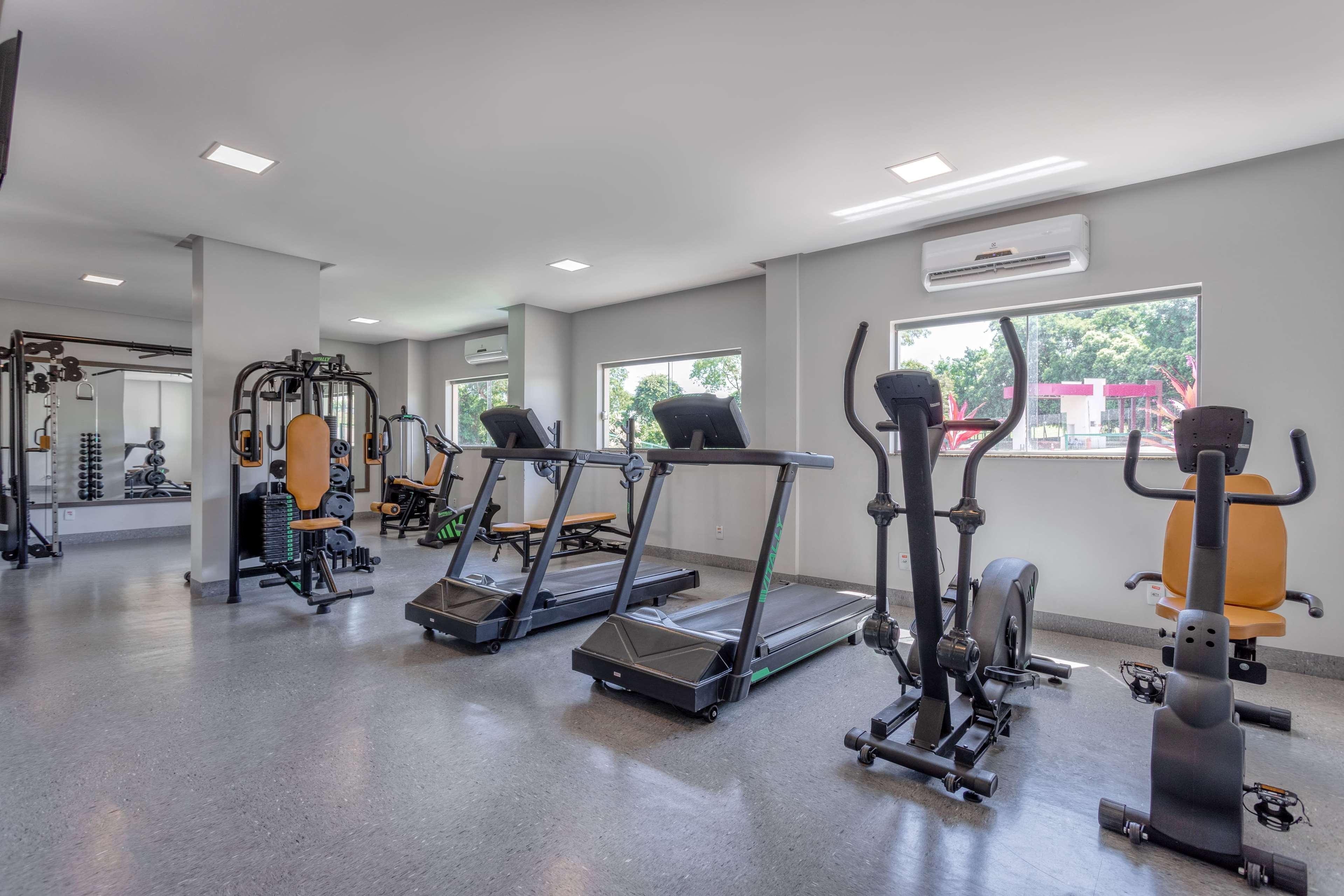 Wyndham Olimpia Royal Hotels Bagian luar foto A gym in a hotel