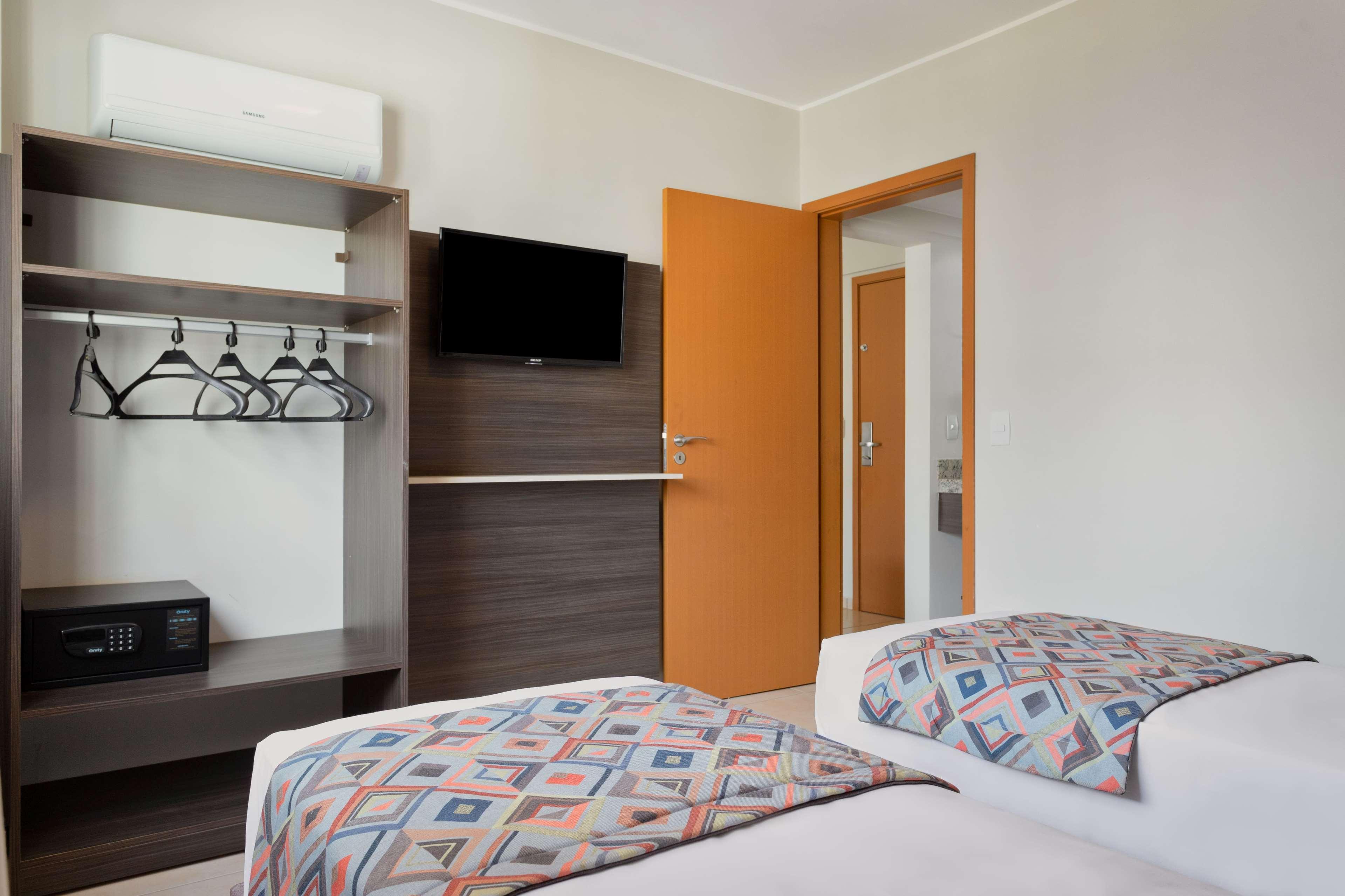 Wyndham Olimpia Royal Hotels Bagian luar foto A typical room at a Holiday Inn Express